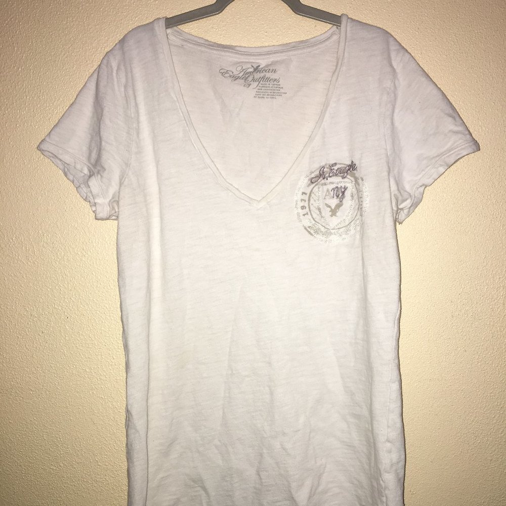 AE Outfitters white v-neck tee